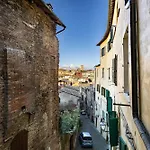 Guesthost - Historic Palace In The Heart Of Apartment *