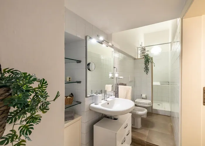 Guesthost - Historic Palace In The Heart Of Apartment