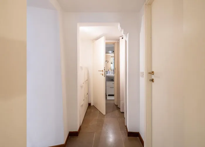 Guesthost - Historic Palace In The Heart Of Apartment